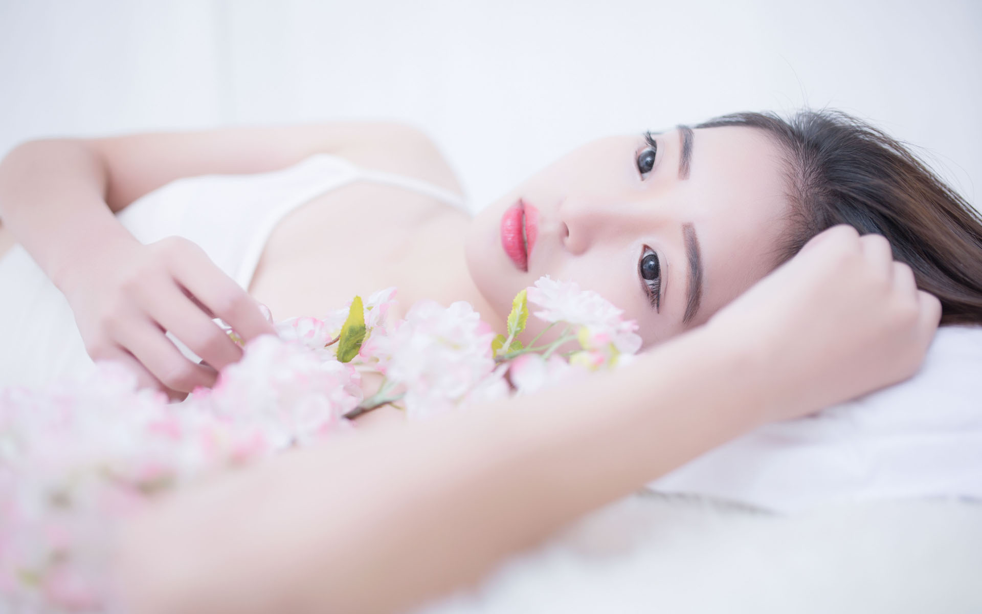 乌鲁木齐：炎炎夏日 街头音乐喷泉吸引民众消暑纳凉